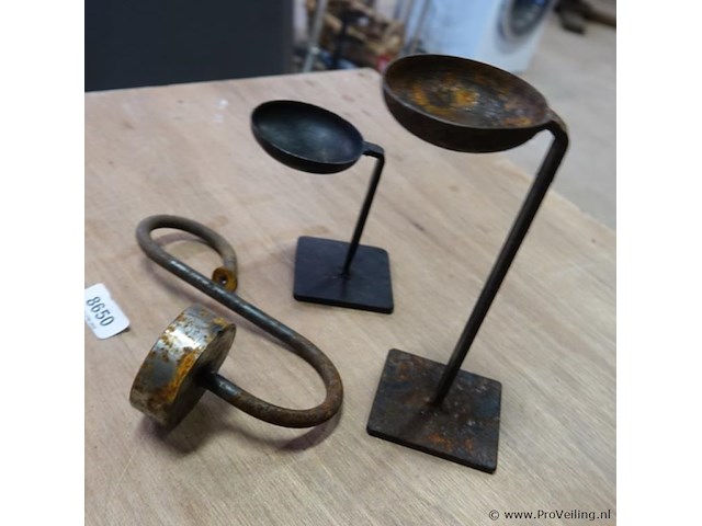 3 antieke ijzeren kandelaartjes - afbeelding 4 van  5