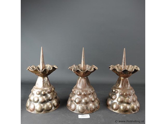 3 bijzonder gevormde messing kandelaren - afbeelding 1 van  5