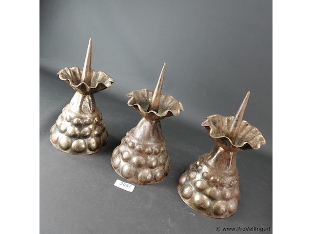 3 bijzonder gevormde messing kandelaren - afbeelding 2 van  5