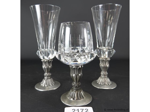 3 bijzondere antieke kristallen glazen op tinnen voet - afbeelding 1 van  5