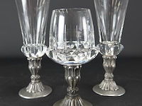 3 bijzondere antieke kristallen glazen op tinnen voet - afbeelding 1 van  5