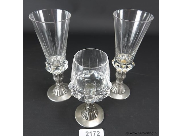 3 bijzondere antieke kristallen glazen op tinnen voet - afbeelding 2 van  5