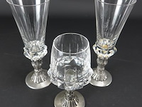 3 bijzondere antieke kristallen glazen op tinnen voet - afbeelding 2 van  5