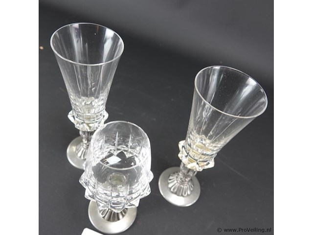 3 bijzondere antieke kristallen glazen op tinnen voet - afbeelding 3 van  5