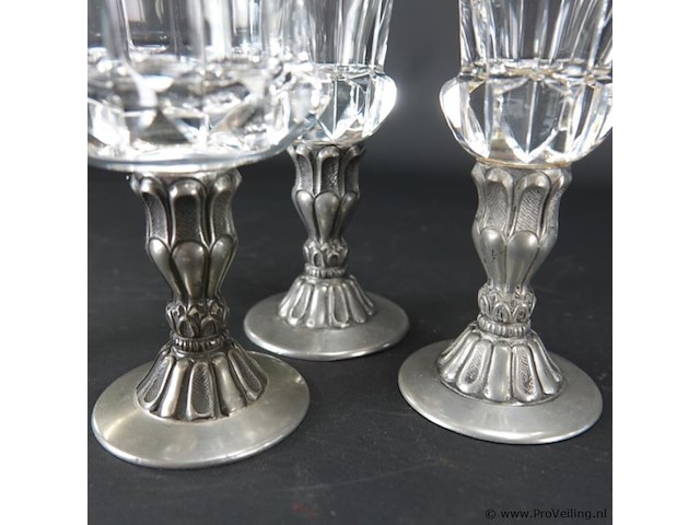 3 bijzondere antieke kristallen glazen op tinnen voet - afbeelding 4 van  5