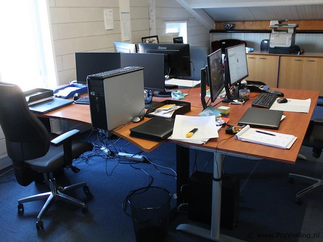 3 bureaus/werkplekken - afbeelding 2 van  7