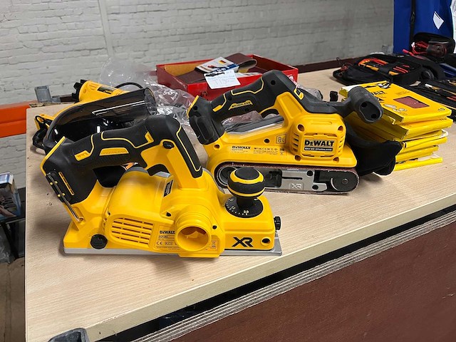 3 dewalt gereedschap met ca. 150 accessoires - afbeelding 1 van  7
