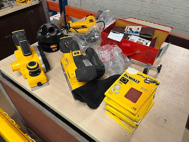 3 dewalt gereedschap met ca. 150 accessoires - afbeelding 7 van  7