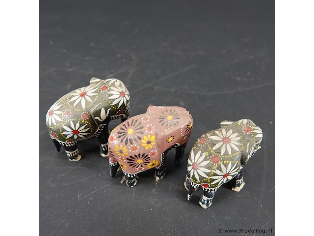 3 handbeschilderde houten olifanten - afbeelding 4 van  4