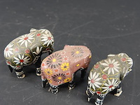 3 handbeschilderde houten olifanten - afbeelding 4 van  4