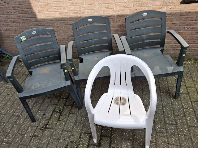 3 hartmanstoelen stapelbaar + 1 wit kuipstoeltje - afbeelding 2 van  3