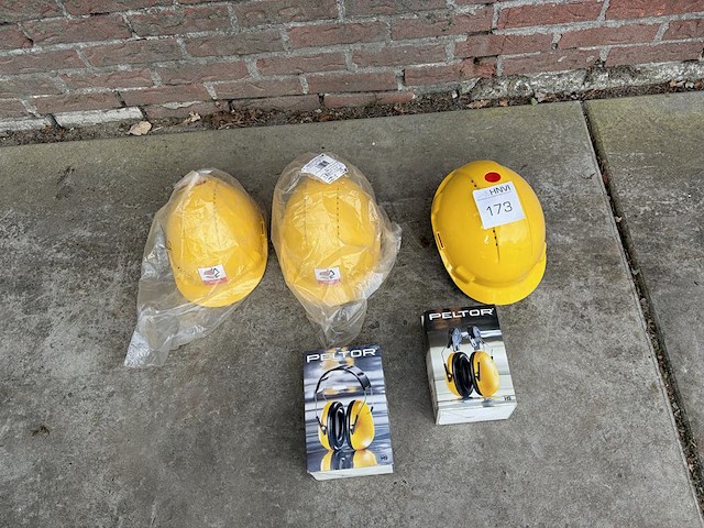 3 helmen met 2 gehoorbeschermers - afbeelding 1 van  1