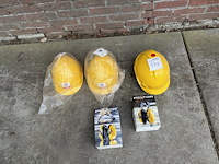 3 helmen met 2 gehoorbeschermers - afbeelding 1 van  1