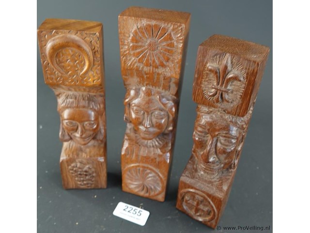 3 heraldische houtsnijwerken - afbeelding 2 van  5