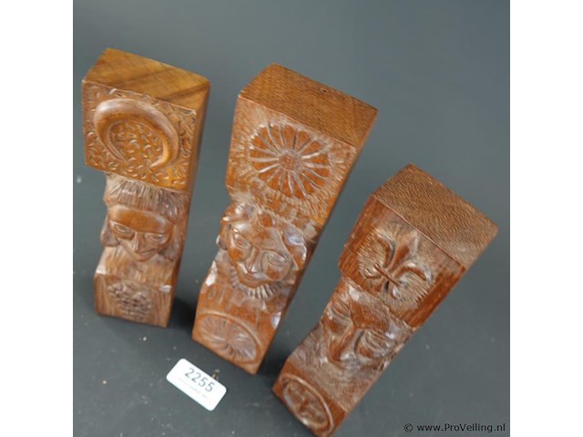 3 heraldische houtsnijwerken - afbeelding 3 van  5