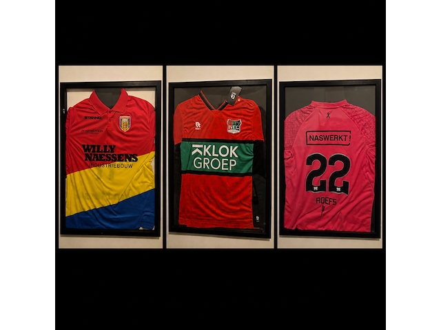 3 ingelijste voetbalshirts – rkc waalwijk, n.e.c. nijmegen en gesigneerd roefs #22 - afbeelding 1 van  15