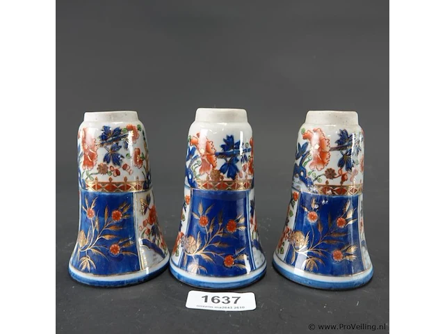 3 japans of chinees porselein handbeschilderde imari-stijl vaasjes - afbeelding 1 van  5