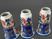 3 japans of chinees porselein handbeschilderde imari-stijl vaasjes - afbeelding 2 van  5