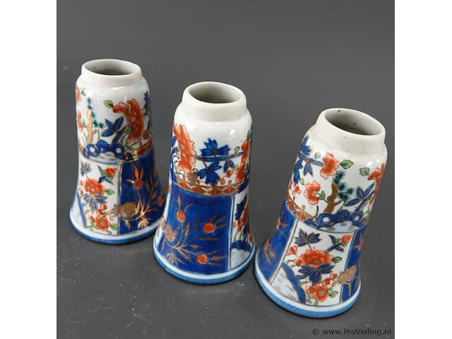 3 japans of chinees porselein handbeschilderde imari-stijl vaasjes - afbeelding 4 van  5