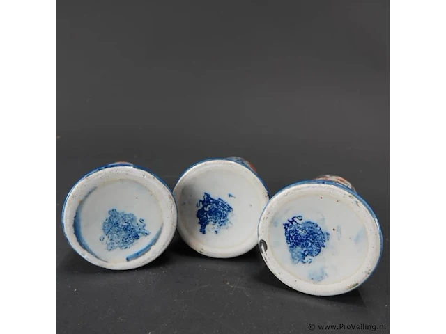 3 japans of chinees porselein handbeschilderde imari-stijl vaasjes - afbeelding 5 van  5