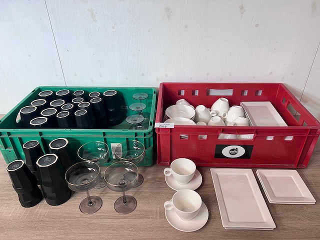 3 kratten servies, glaswerk en bestek - afbeelding 1 van  9