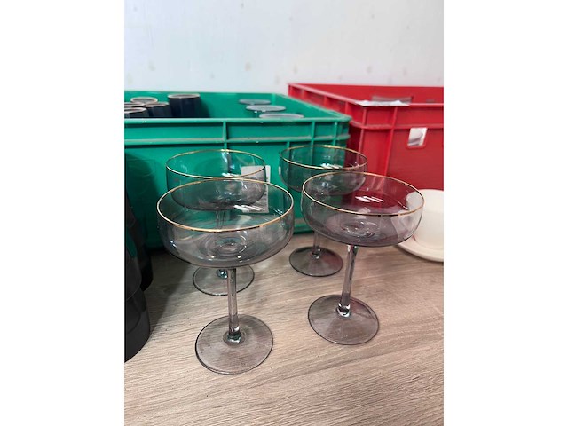 3 kratten servies, glaswerk en bestek - afbeelding 3 van  9