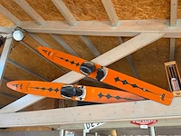 3 paar waterski's, 1 surfplank
