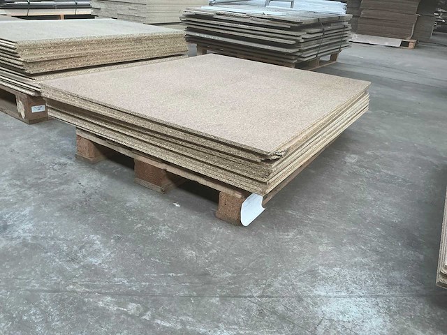 3 pallets vochtwerend spaanplaat - afbeelding 1 van  7