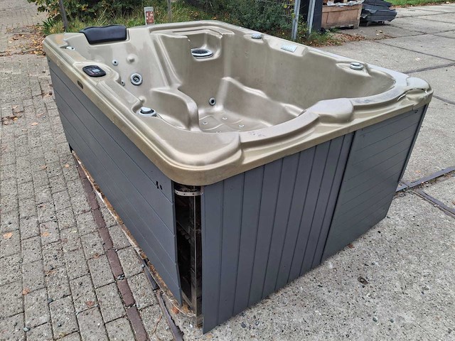 3 persoons jacuzzi en buitenspa - afbeelding 15 van  28