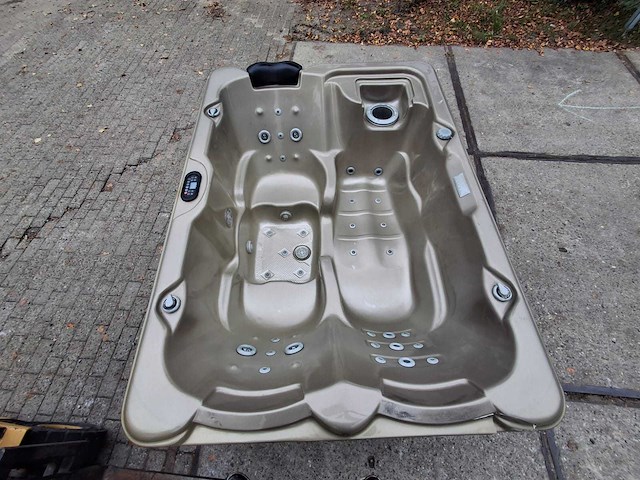 3 persoons jacuzzi en buitenspa - afbeelding 12 van  28
