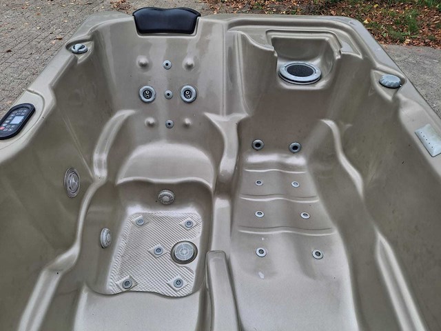 3 persoons jacuzzi en buitenspa - afbeelding 26 van  28