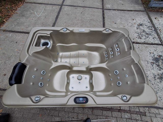 3 persoons jacuzzi en buitenspa - afbeelding 1 van  28