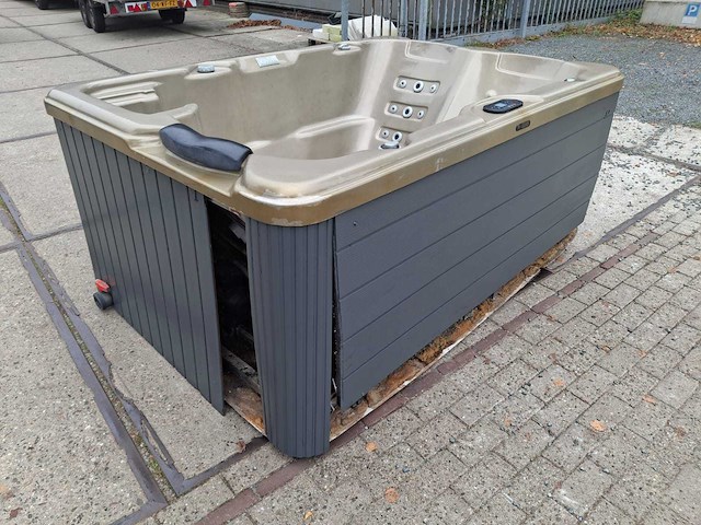 3 persoons jacuzzi en buitenspa - afbeelding 19 van  28