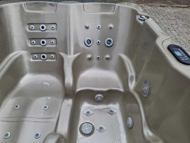 3 persoons jacuzzi en buitenspa - afbeelding 27 van  28