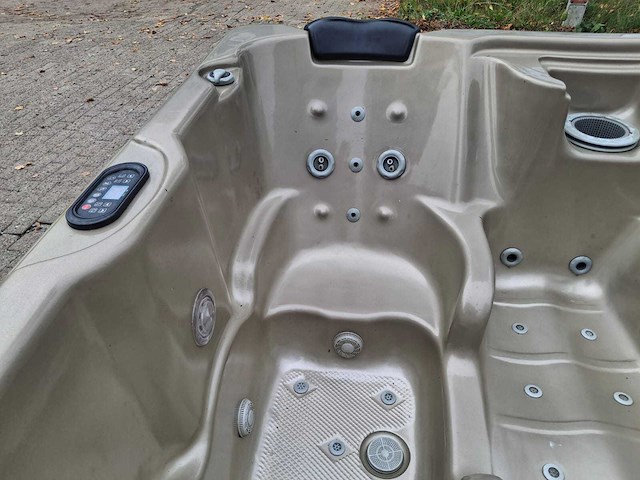 3 persoons jacuzzi en buitenspa - afbeelding 22 van  28