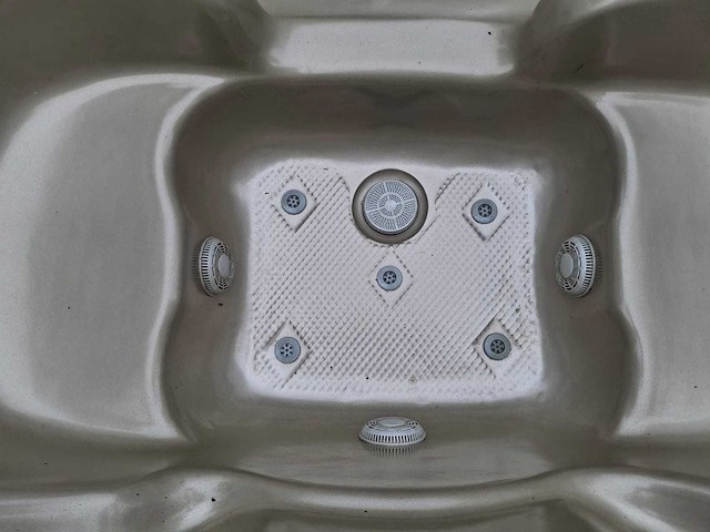 3 persoons jacuzzi en buitenspa - afbeelding 11 van  28