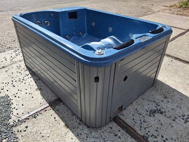 3 persoons jacuzzi en buitenspa - afbeelding 1 van  11
