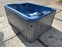 3 persoons jacuzzi en buitenspa - afbeelding 1 van  11