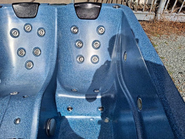 3 persoons jacuzzi en buitenspa - afbeelding 7 van  11