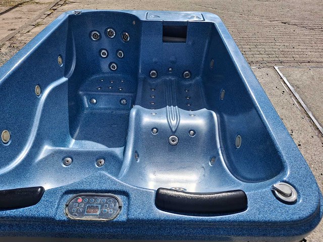 3 persoons jacuzzi en buitenspa - afbeelding 9 van  11