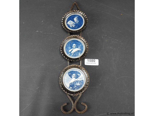 3 ronde portrettegels in smeedijzeren montuur - afbeelding 1 van  5