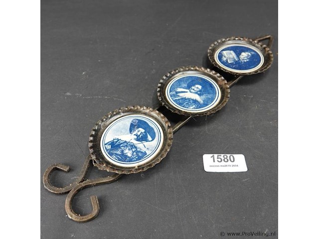 3 ronde portrettegels in smeedijzeren montuur - afbeelding 2 van  5