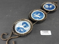 3 ronde portrettegels in smeedijzeren montuur - afbeelding 2 van  5