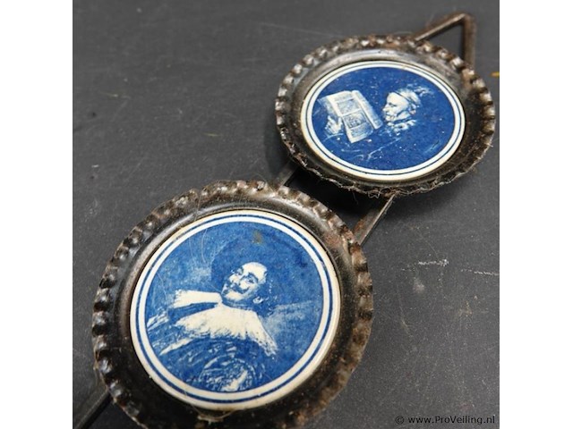 3 ronde portrettegels in smeedijzeren montuur - afbeelding 3 van  5