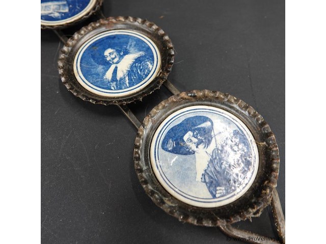 3 ronde portrettegels in smeedijzeren montuur - afbeelding 4 van  5