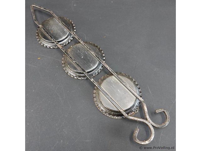 3 ronde portrettegels in smeedijzeren montuur - afbeelding 5 van  5