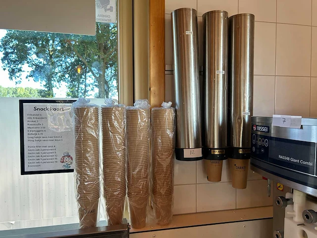 3 rvs bekerhouders met circa 1.300 kartonnen milkshakebekers en circa 650 ijsbakjes - afbeelding 1 van  6