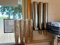 3 rvs bekerhouders met circa 1.300 kartonnen milkshakebekers en circa 650 ijsbakjes