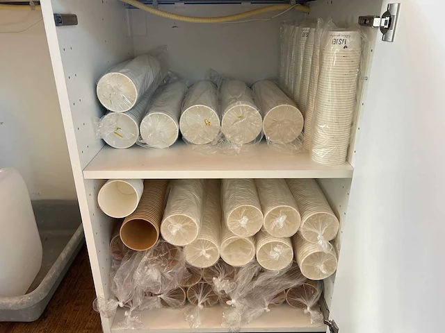 3 rvs bekerhouders met circa 1.300 kartonnen milkshakebekers en circa 650 ijsbakjes - afbeelding 2 van  6