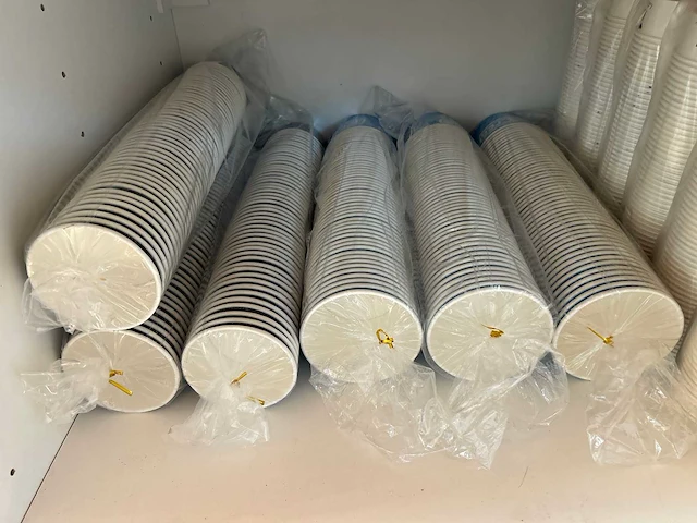 3 rvs bekerhouders met circa 1.300 kartonnen milkshakebekers en circa 650 ijsbakjes - afbeelding 3 van  6